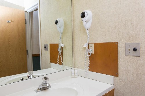 Commodores Inn - image 20