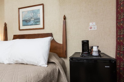 Commodores Inn - image 23