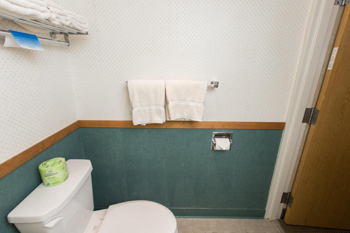 Commodores Inn - image 3