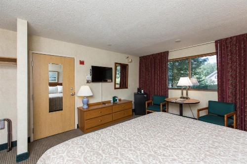 Commodores Inn - image 6