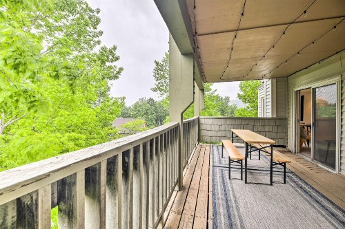 Cozy Condo with Balcony - 5 Miles to Stowe Mtn!