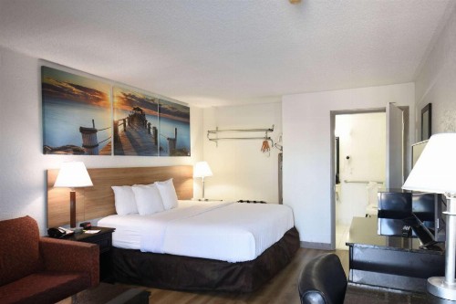 Days Inn by Wyndham Stuart - image 10