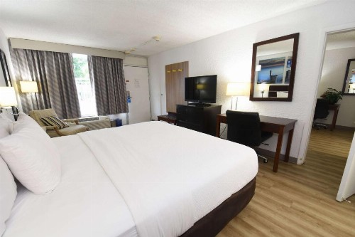 Days Inn by Wyndham Stuart - image 14
