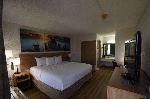 Days Inn by Wyndham Stuart - image 17