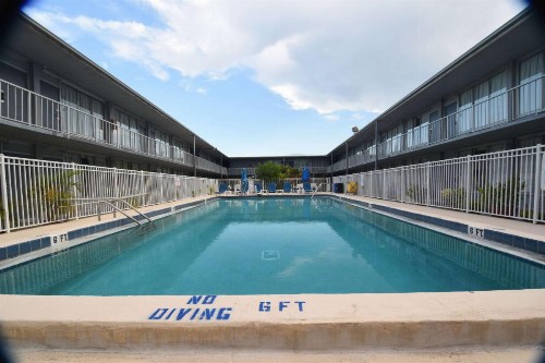 Days Inn by Wyndham Stuart - image 2