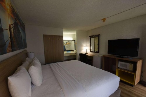 Days Inn by Wyndham Stuart - image 20