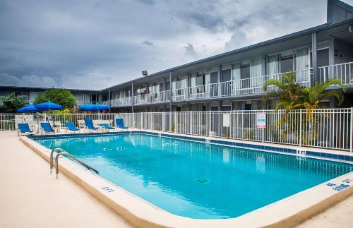 Days Inn by Wyndham Stuart - image 5