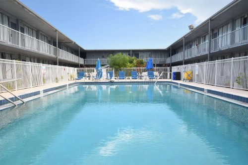 Days Inn by Wyndham Stuart - image 6