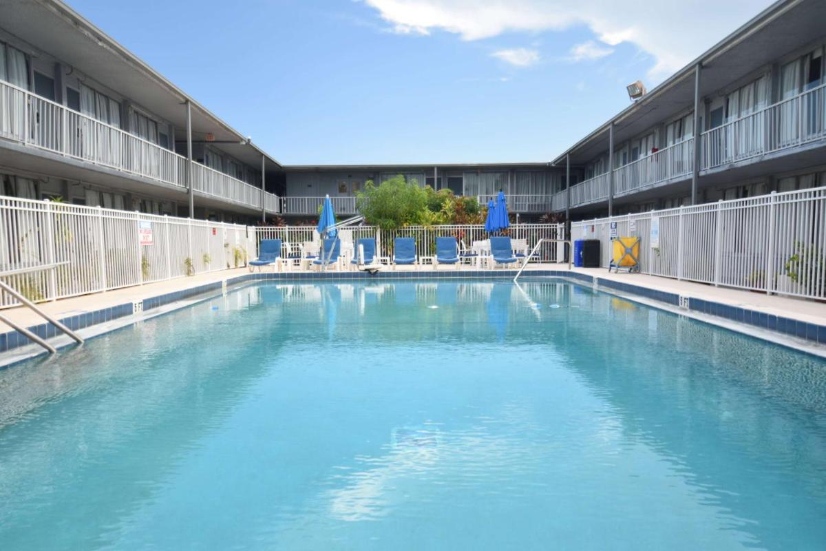 Days Inn by Wyndham Stuart - image 6