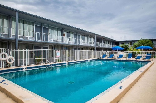 Days Inn by Wyndham Stuart - image 7