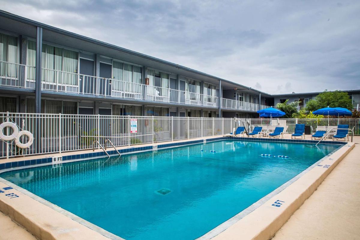 Days Inn by Wyndham Stuart - image 7