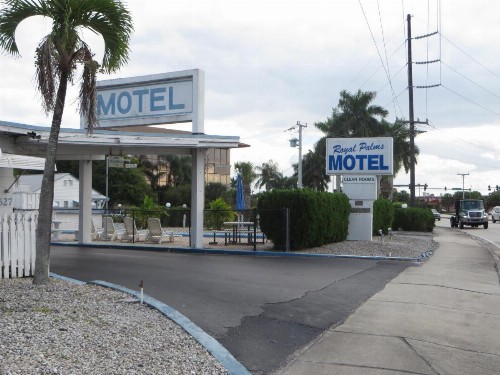Royal Palms Motel - image 1