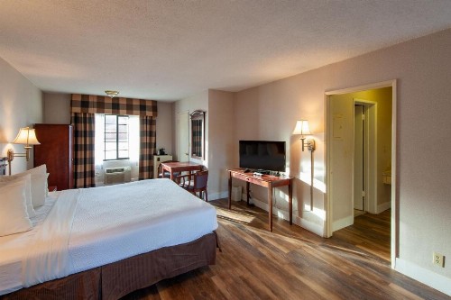 Studio City Courtyard Hotel - image 6