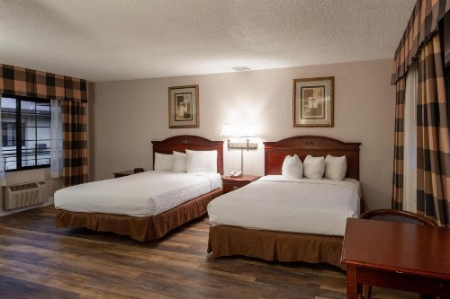 Studio City Courtyard Hotel - image 7