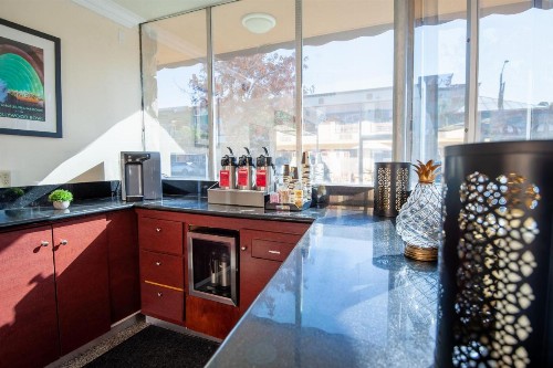 Studio City Courtyard Hotel - image 8