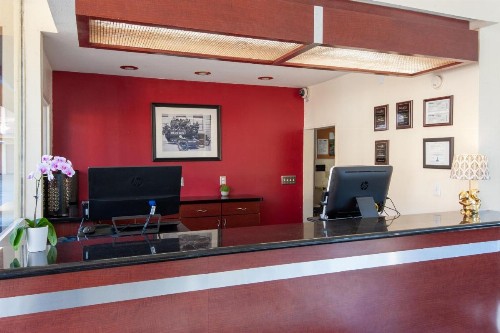 Studio City Courtyard Hotel - image 9
