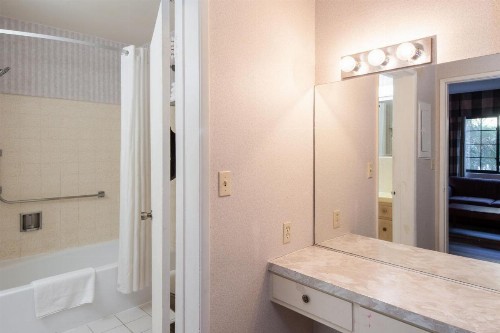 Studio City Courtyard Hotel - image 10