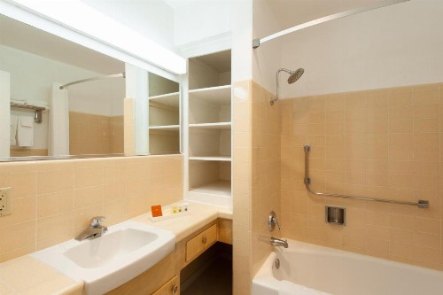 Studio City Courtyard Hotel - image 12