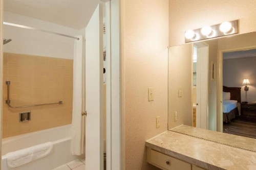 Studio City Courtyard Hotel - image 13