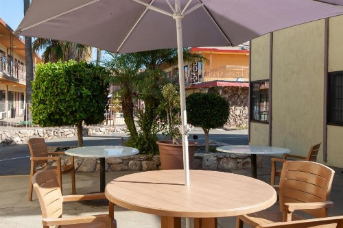 Studio City Courtyard Hotel - image 15