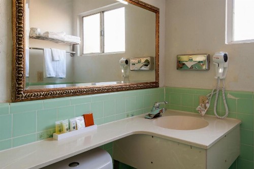 Studio City Courtyard Hotel - image 20