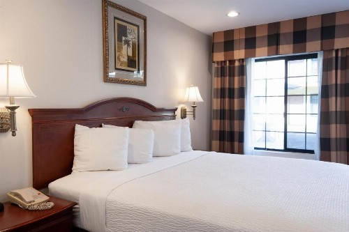 Studio City Courtyard Hotel - image 2