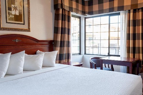 Studio City Courtyard Hotel - image 29