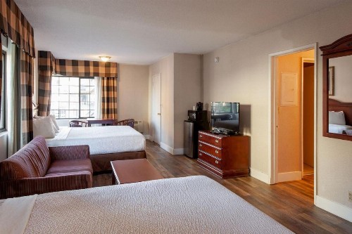 Studio City Courtyard Hotel - image 31
