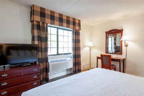 Studio City Courtyard Hotel - image 33