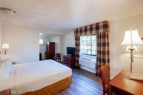 Studio City Courtyard Hotel - image 38