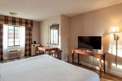 Studio City Courtyard Hotel - image 4