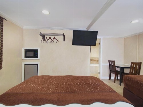 Nite Inn at Universal City - image 23