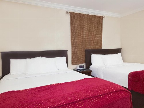 Nite Inn at Universal City - image 25