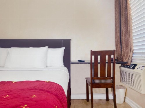 Nite Inn at Universal City - image 8
