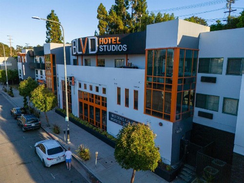 BLVD Hotel & Spa - Walking Distance to Universal Studios Hollywood - image 2