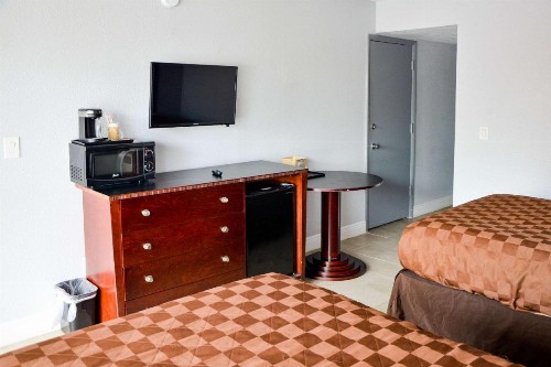 Rodeway Inn Sun City Center - image 34