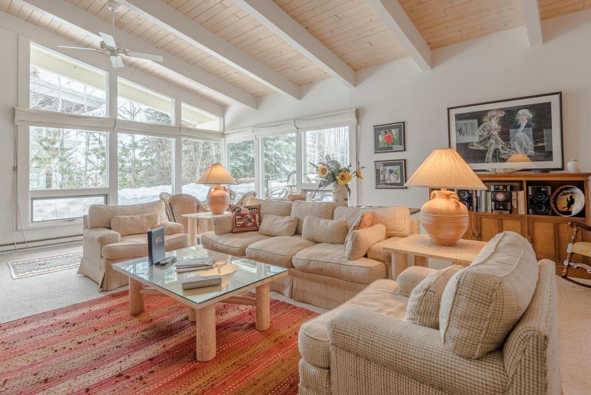 Saddle Road Home with Sun Valley Amenities - image 3