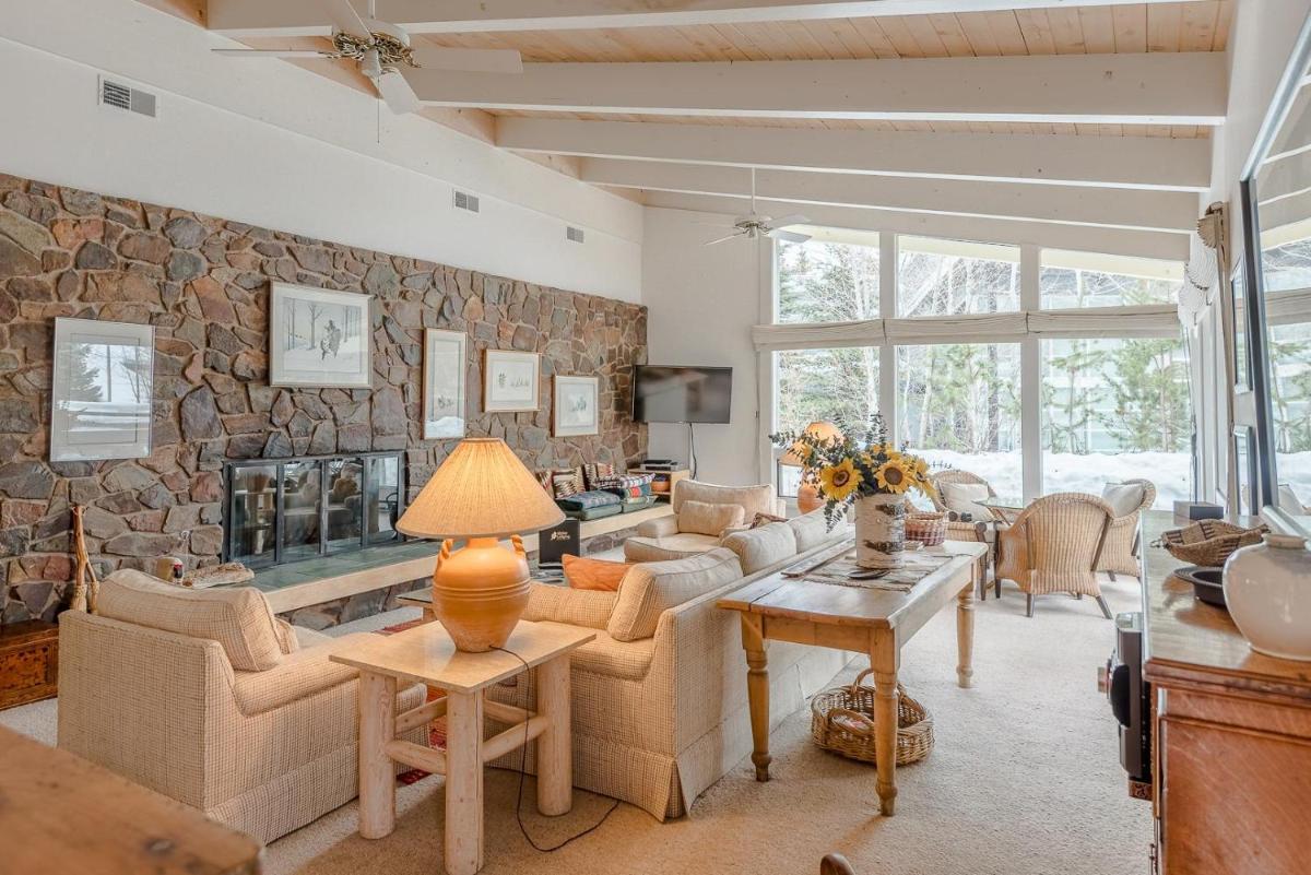 Saddle Road Home with Sun Valley Amenities - image 4
