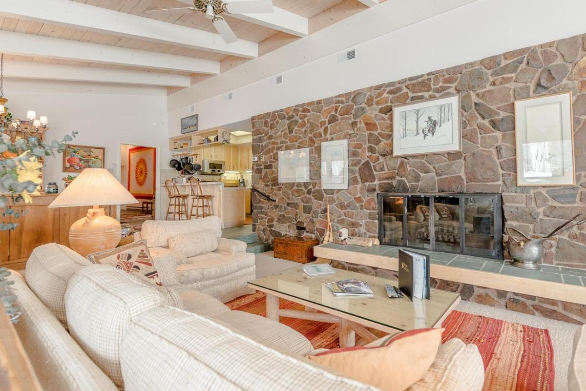 Saddle Road Home with Sun Valley Amenities - image 5