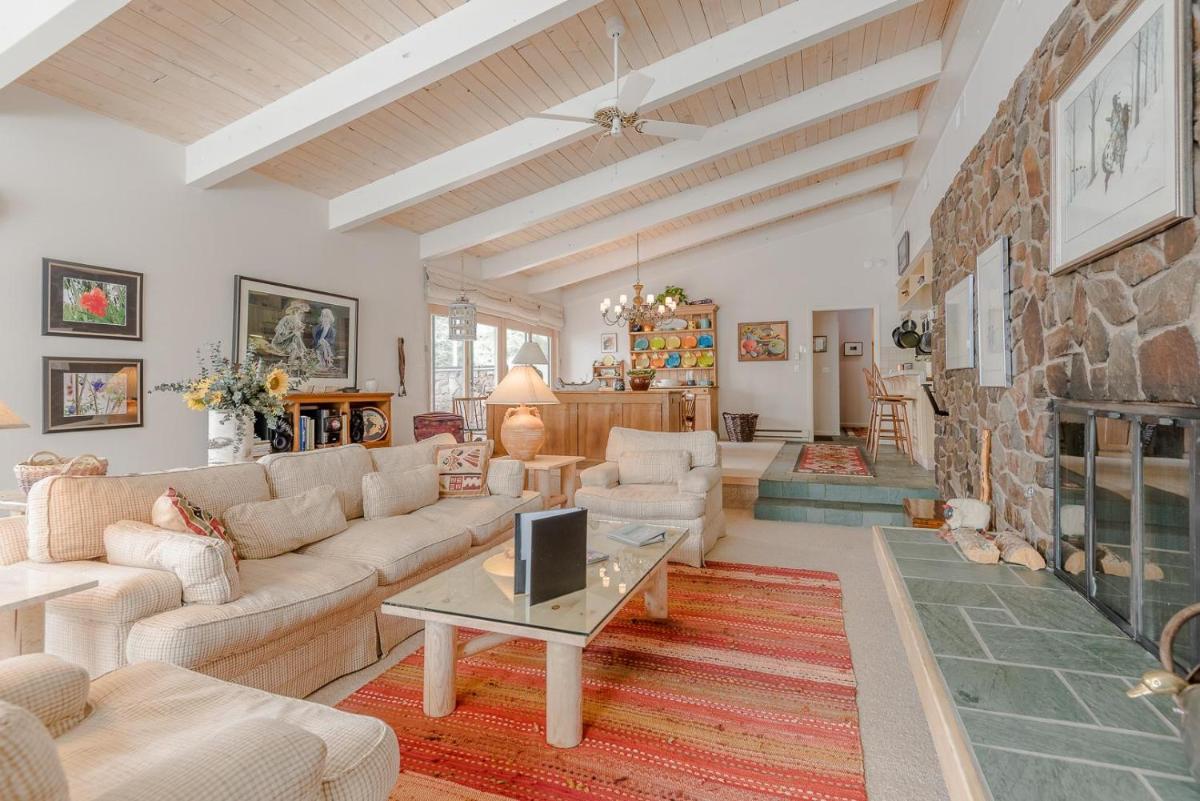 Saddle Road Home with Sun Valley Amenities - image 6