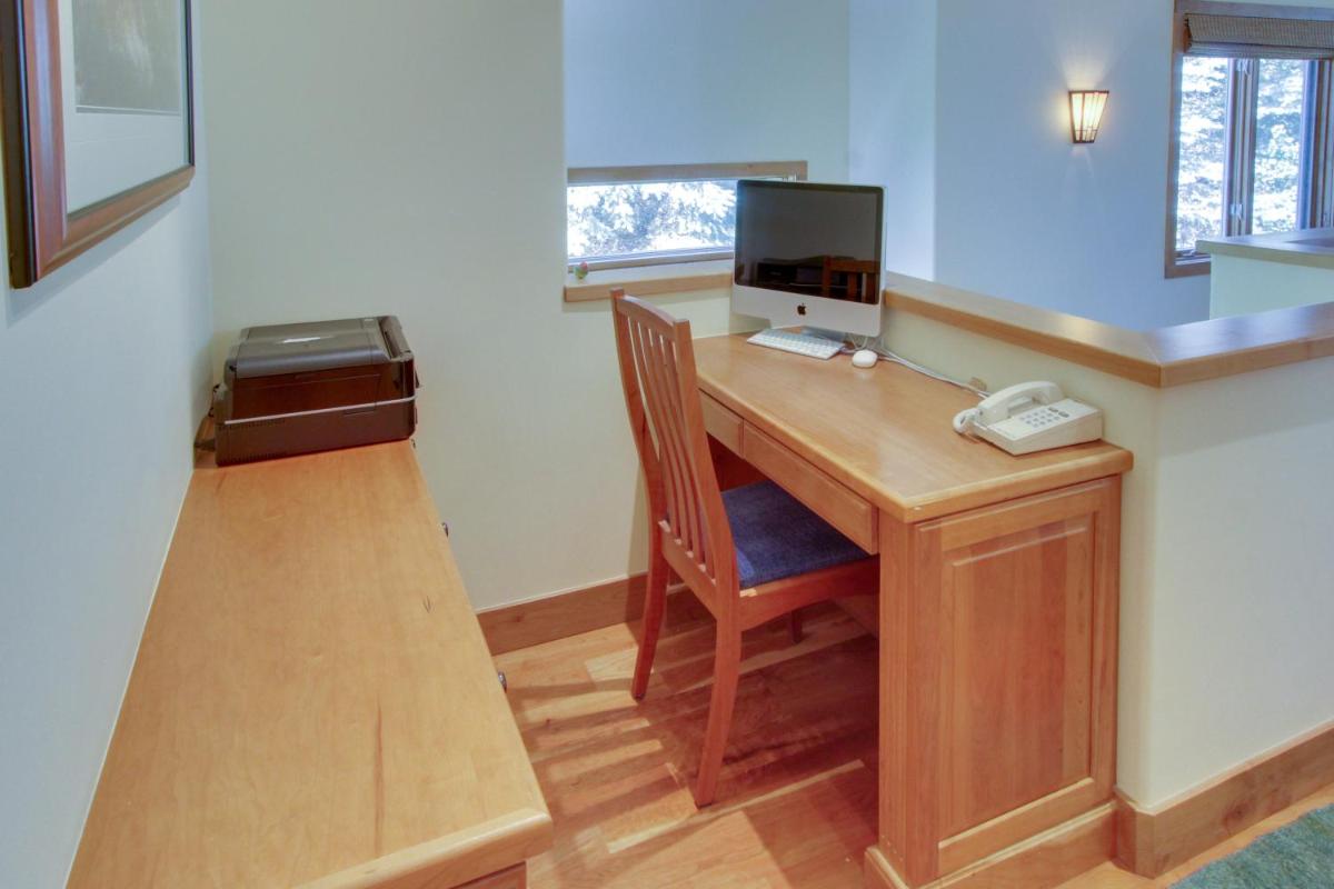 Legends - Simply Perfect Elkhorn Retreat - image 6
