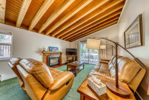 Single Level Ranch Condo in Elkhorn - image 1