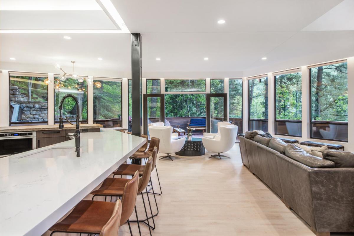 Modern Treehouse Home - image 4