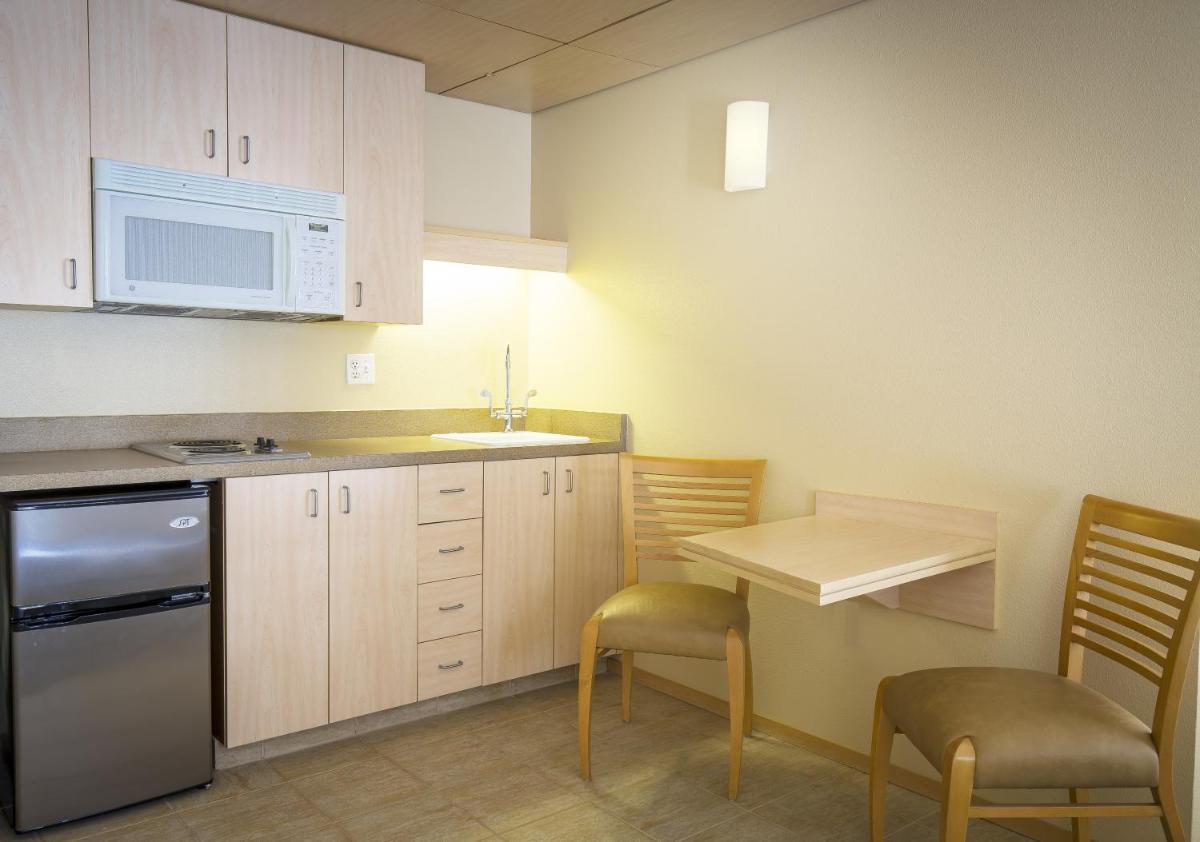 Corporate Inn Sunnyvale - All-Suite Hotel - image 2