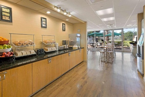 La Quinta by Wyndham Sunrise - image 10