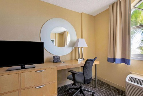 La Quinta by Wyndham Sunrise - image 13