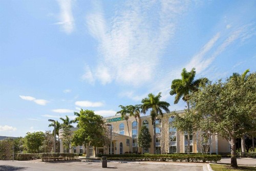 La Quinta by Wyndham Sunrise - image 4