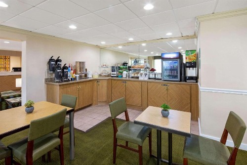 La Quinta by Wyndham Sunrise Sawgrass Mills - image 18