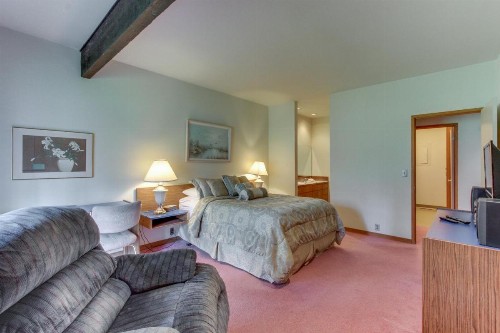 17 Meadow House - image 2