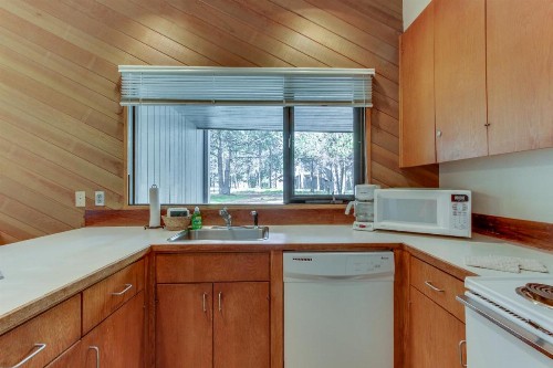 17 Meadow House - image 9